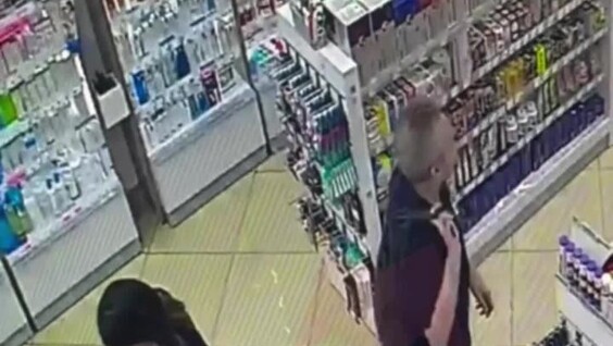 
        Мужчина попытался заглянуть девушке под юбку    
