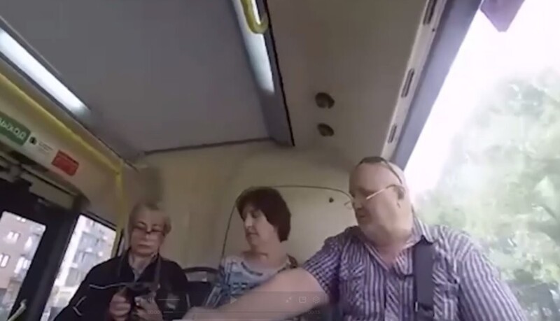 
        Мужчина ударил контролера в автобусе    