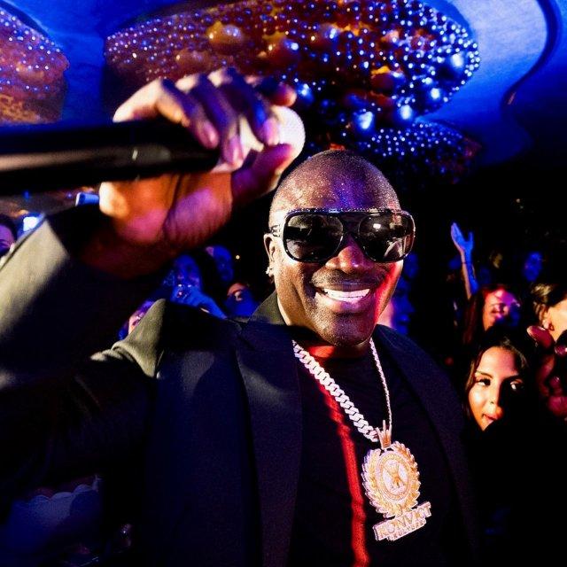 Певец Akon забрался на русского охранника и несколько раз ударил его по лицу