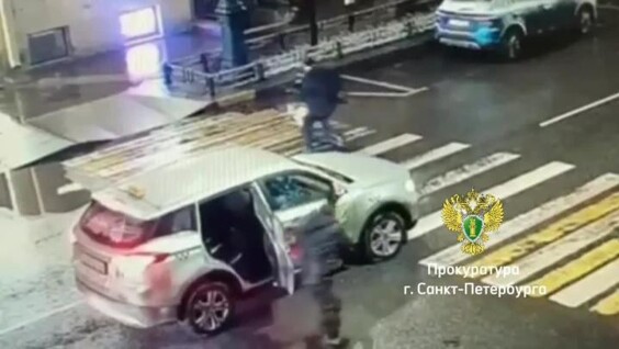 
        Пассажир такси выстрелил в самокатчика из пистолета, заряженного светошумовыми патронами    