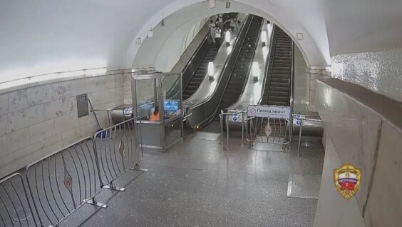 
        Москвич скатился по эскалатору в метро и разбил плафон    