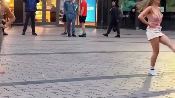
        Две девушки синхронно станцевали на площади под музыку уличного музыканта в Ирландии    