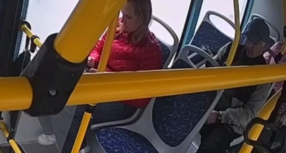 
        Бабушка похитила кошелек, забытый пассажиром в автобусе    