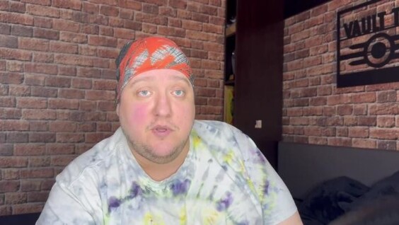 
        Почти ослеп: у актёра из «Полицейского с Рублевки» Романа Попова случился рецидив рака мозга    
