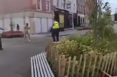 
        Нападение ирландца Абдуллы на сотрудника полиции    