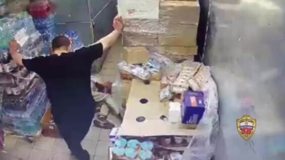 
        Охранник магазина жестоко избил покупателя после словесного конфликта    