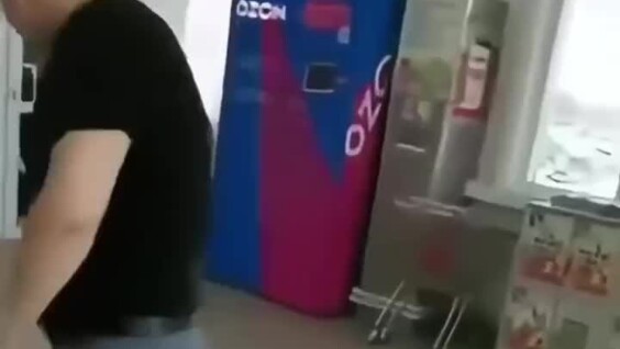 
        Приезжий решил пойти грудью на мужчину в Пятерочке и оказался в глухом нокауте    