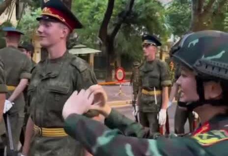 
        Вьетнамская военнослужащая показала жест сердечко российскому солдату на параде    
