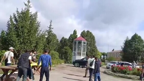 
        Мужчины устроили драку у храма в Липецкой области    