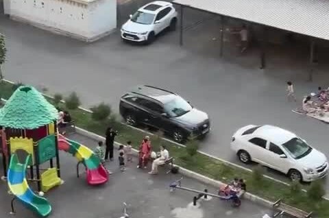 
        Иностранные дамы устроили пикник на полу    