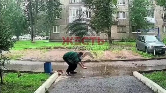
        В Уфе мужчина поскользнулся и случайно взорвал кегу у подъезда    