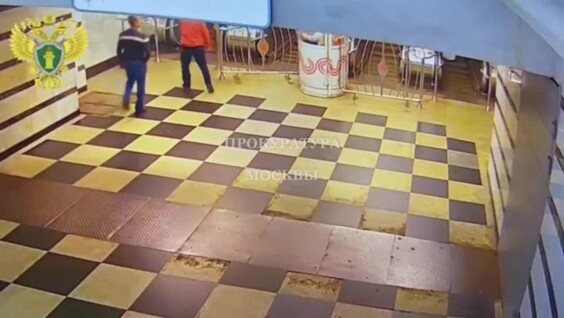 
        Грабитель выхватил у пассажира московского метро смартфон и попытался скрыться    