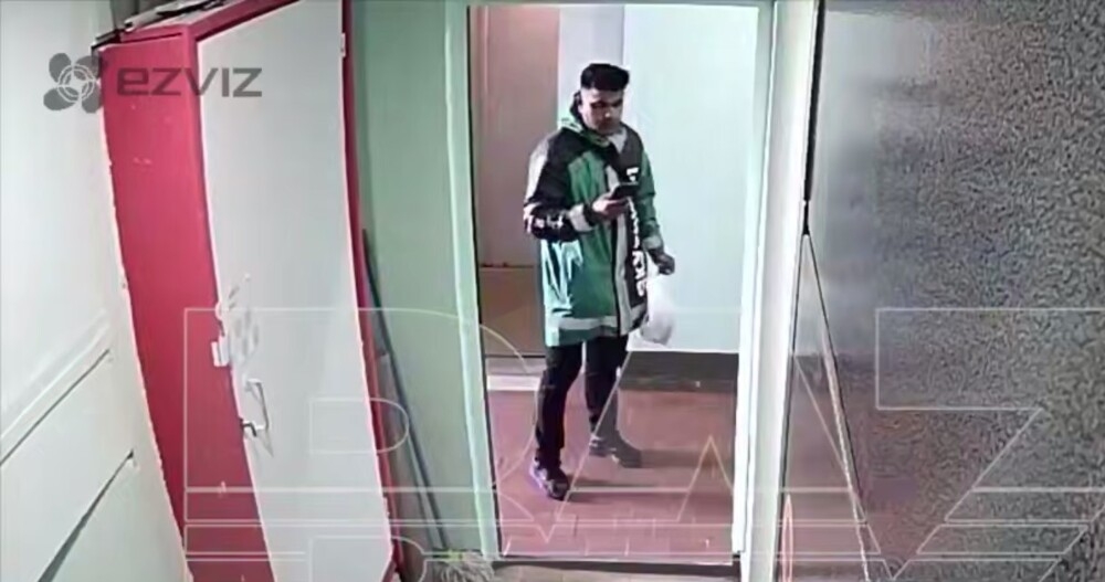 
        Курьер доставил пакет с продуктами на этаж, сфотографировал у двери и унёс    