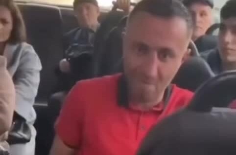 
        Приезжий, устроивший с пеной у рта скандал в транспорте получил по лицу от терпеливых пассажиров    