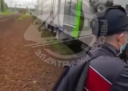 
        В Москве подростки разрисовали вагон поезда и обматерили охранника    