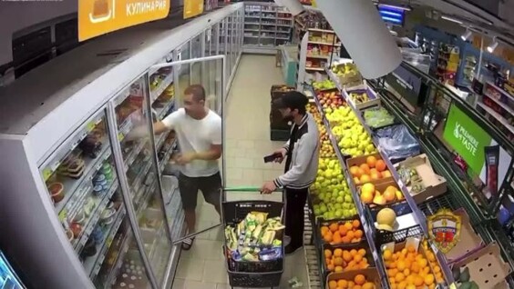 
        Парни залезли ночью в магазин и похитили тележку с продуктами    