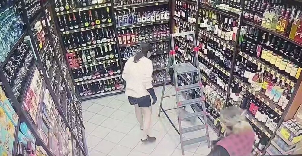 
        Кот устроил погром в алкомаркете    