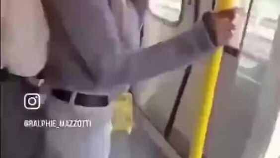 
        В английском метро чернокожий снял с себя штаны и предлагал пассажирам, чтобы его сексуально удовлетворили    