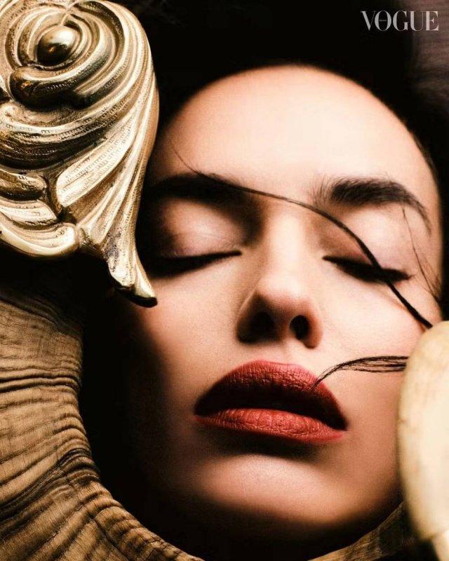 Ирина Шейк на обложке Vogue
