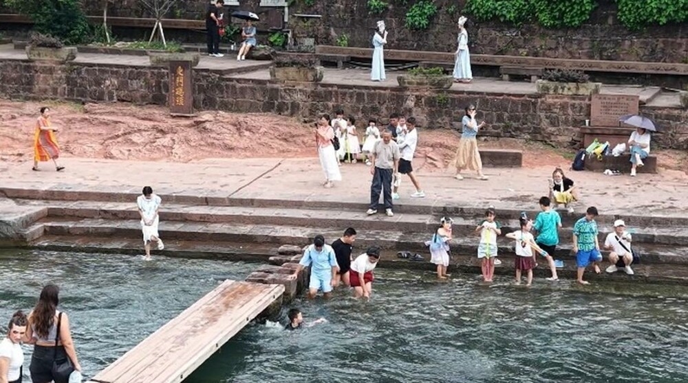 
        Неравнодушные люди спасли мальчика, которого унесло потоком воды    