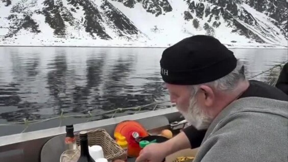 
        Самый важный человек на борту    