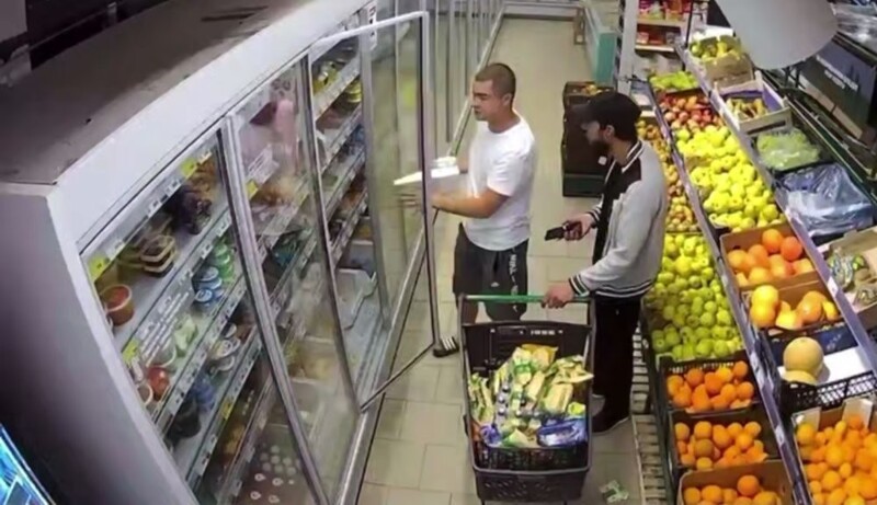 
        Парни залезли ночью в магазин и похитили тележку с продуктами    
