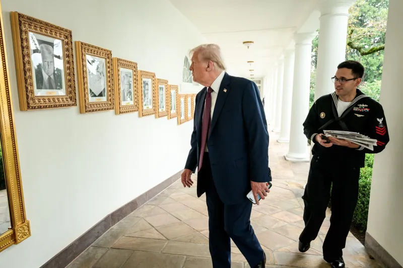 
        Трамп сменил портрет Байдена на снимок устройства для автоподписи    