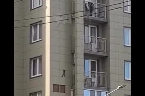 
        Петербуржец полез на седьмой этаж по фасаду, чтобы помириться с девушкой    