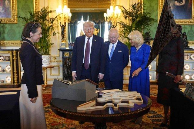 Мелания Трамп угодила в мемы из-за своего странного наряда