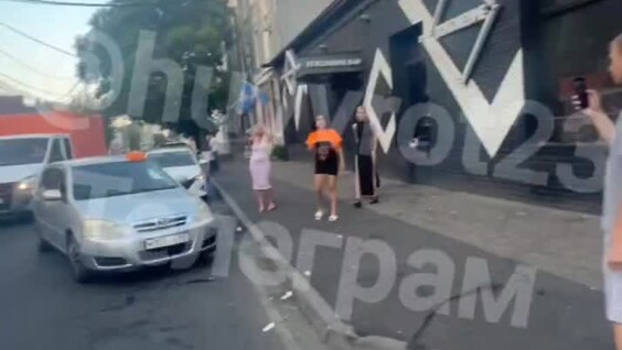 
        Две девушки померились силой с мужчиной в Краснодаре    