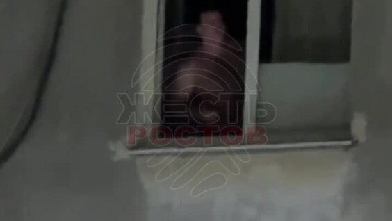 
        В Ростове-на-Дону неадекват высунулся в окно и начал палить по людям из травмата    