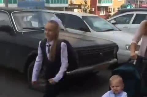 
        11 лет подряд: папа снимал, как дочь идёт в школу 1 сентября    