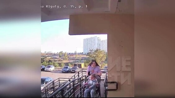 
        В Ростове выброшенный из окна шампур едва не попал в голову девочке    