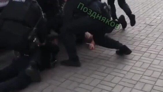 
        Пакуйте всех!: нетрезвый горожанин размахивал оружием на улице    