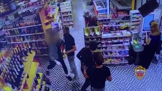
        В Москве в магазине покупатели решили использовать в качестве способа оплаты угрозы и стрельбу из пистолета    