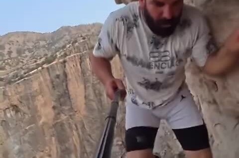 
        На роликах по скалистым горам Загрос: экстремальное видео    