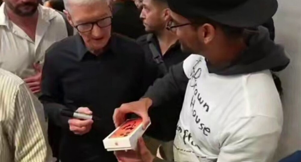 
        Парень выронил новый iPhone перед главой Apple    