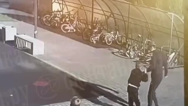 
        В Петербурге мужчина напал на школьника за игру в мяч на детской площадке    