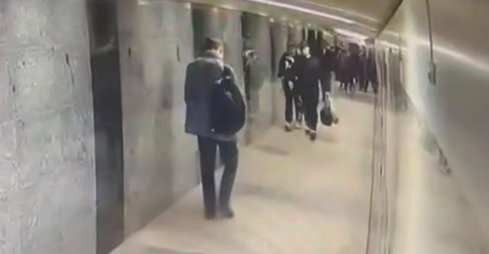 
        Мужчина ударил ногой прохожего в переходе в Москве    
