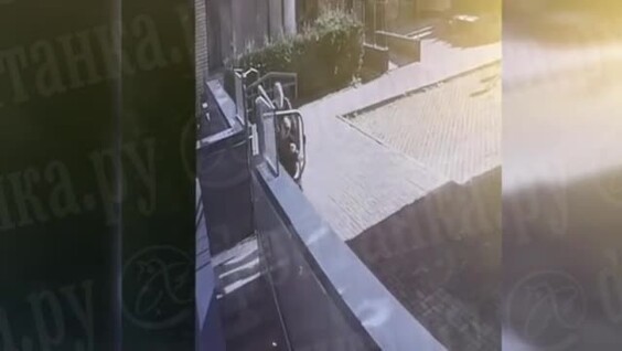 
        В Петербурге мужчина напал на школьника за игру в мяч на детской площадке    