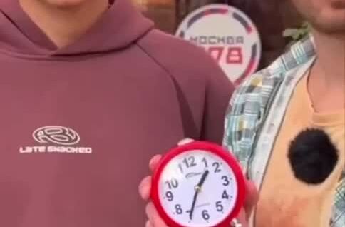 
        Подростки пытаются выставить на&nbsp;часах правильное время    