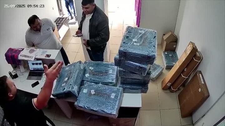 
        В Подмосковье клиенты отказались от десятков коробок с инструментами, доведя сотрудника ПВЗ до срыва    