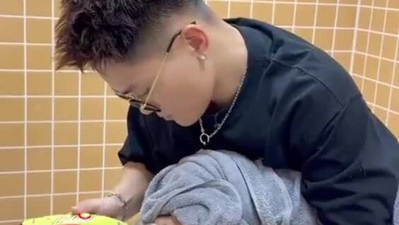 Симпатичная, но крайне нервная клиентка
Симпатичная, но крайне нервная клиентка