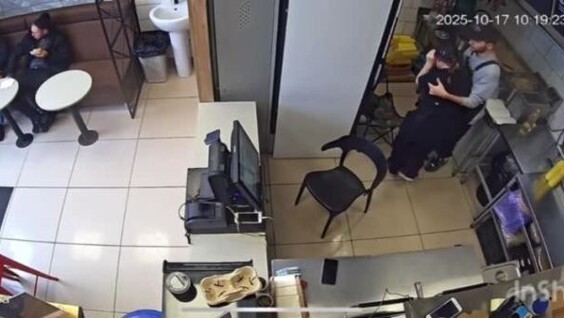 
        В&nbsp;Татарстане мужчина несколько раз&nbsp;выстрелил в&nbsp;сотрудницу кафе из&nbsp;пневматического пистолета    