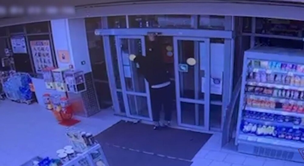 Сотрудники Росгвардии задержали 22-летнего вора, похитившегого из магазина деньги и алкогольные напитки
Сотрудники Росгвардии задержали 22-летнего вора, похитившегого из магазина деньги и алкогольные напитки