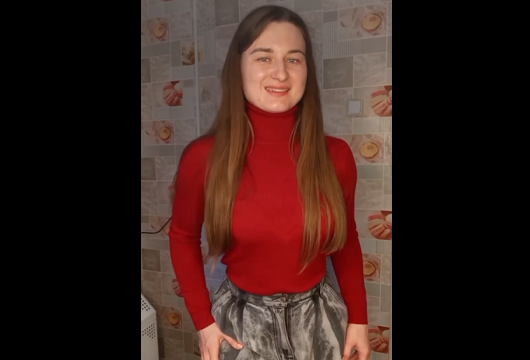 Девушка показала, что внутри каждой тихони живёт оторва, жаждущая танцев