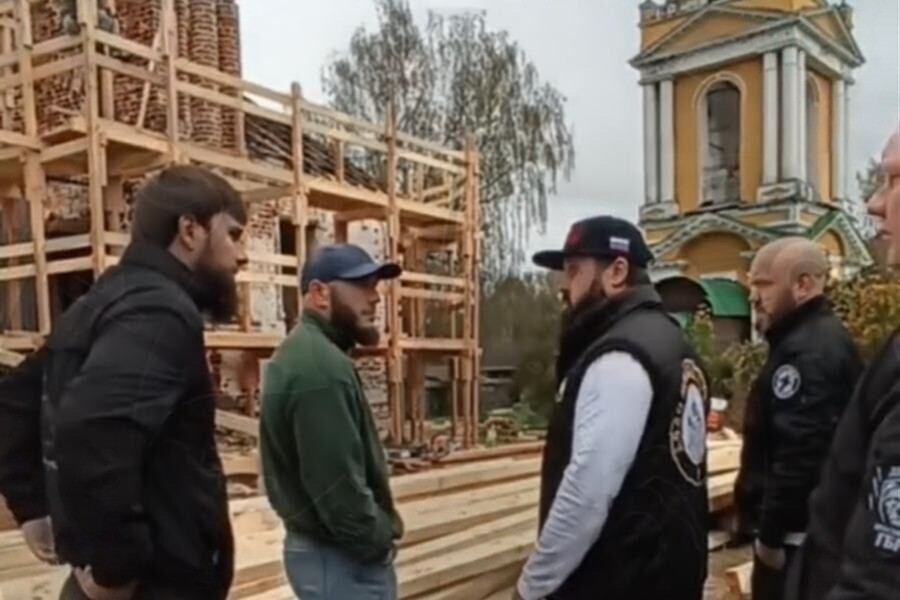 
        «Мы здесь обедаем»: ярославские любители баранины разделывали туши у православного храма    