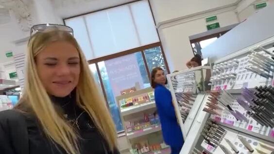 Пока одна сомневается, другая находит своё счастье
Пока одна сомневается, другая находит своё счастье