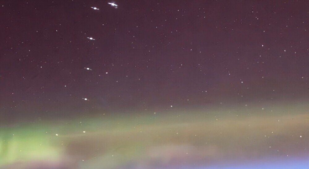 
        Астронавт NASA снял космический &laquo;поезд&raquo; из&nbsp;спутников Starlink на&nbsp;фоне полярного сияния    