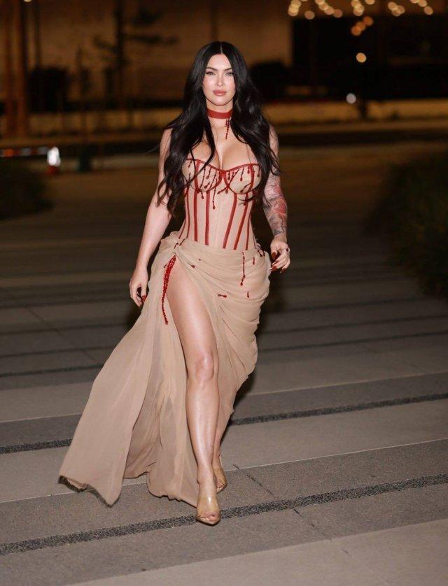 Меган Фокс впервые появилась на публике после рождения четвертого ребенка Меган Фокс впервые появилась на публике после рождения четвертого ребенка